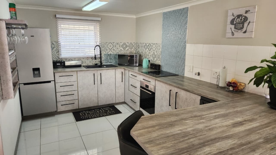 4 Bedroom Property for Sale in Mykonos Western Cape